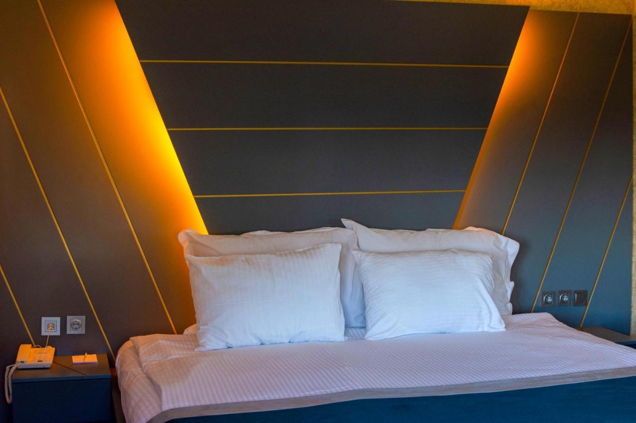The Life & Otel