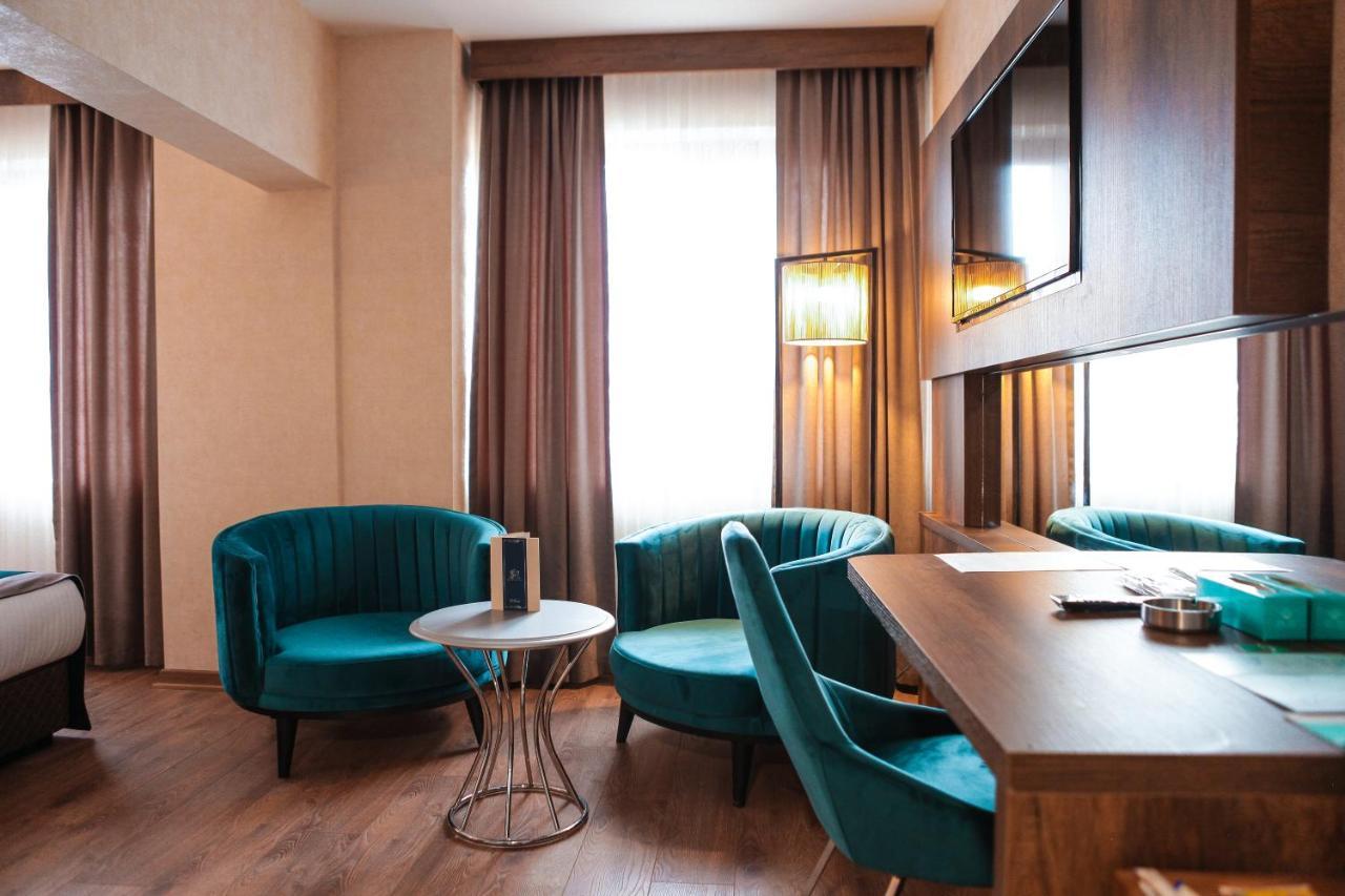 The Life & Otel
